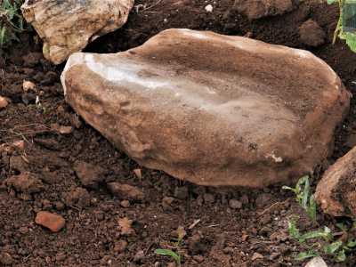 Infine notiamo una lastra con la superficie superiore liscia e insellata che sembrerebbe proprio un�antica macina